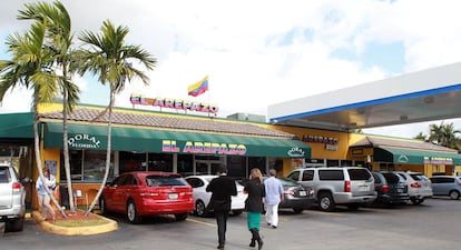 Fachada do restaurante El Arepazo, em Miami, lugar de reunião da comunidade venezuelana.