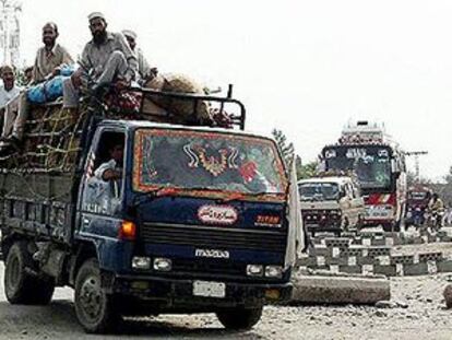 Un camión transporta a decenas de personas del campo de refugiados de Jalozai, a las afueras de Peshawar, camino de Swat.