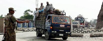 Un camión transporta a decenas de personas del campo de refugiados de Jalozai, a las afueras de Peshawar, camino de Swat.
