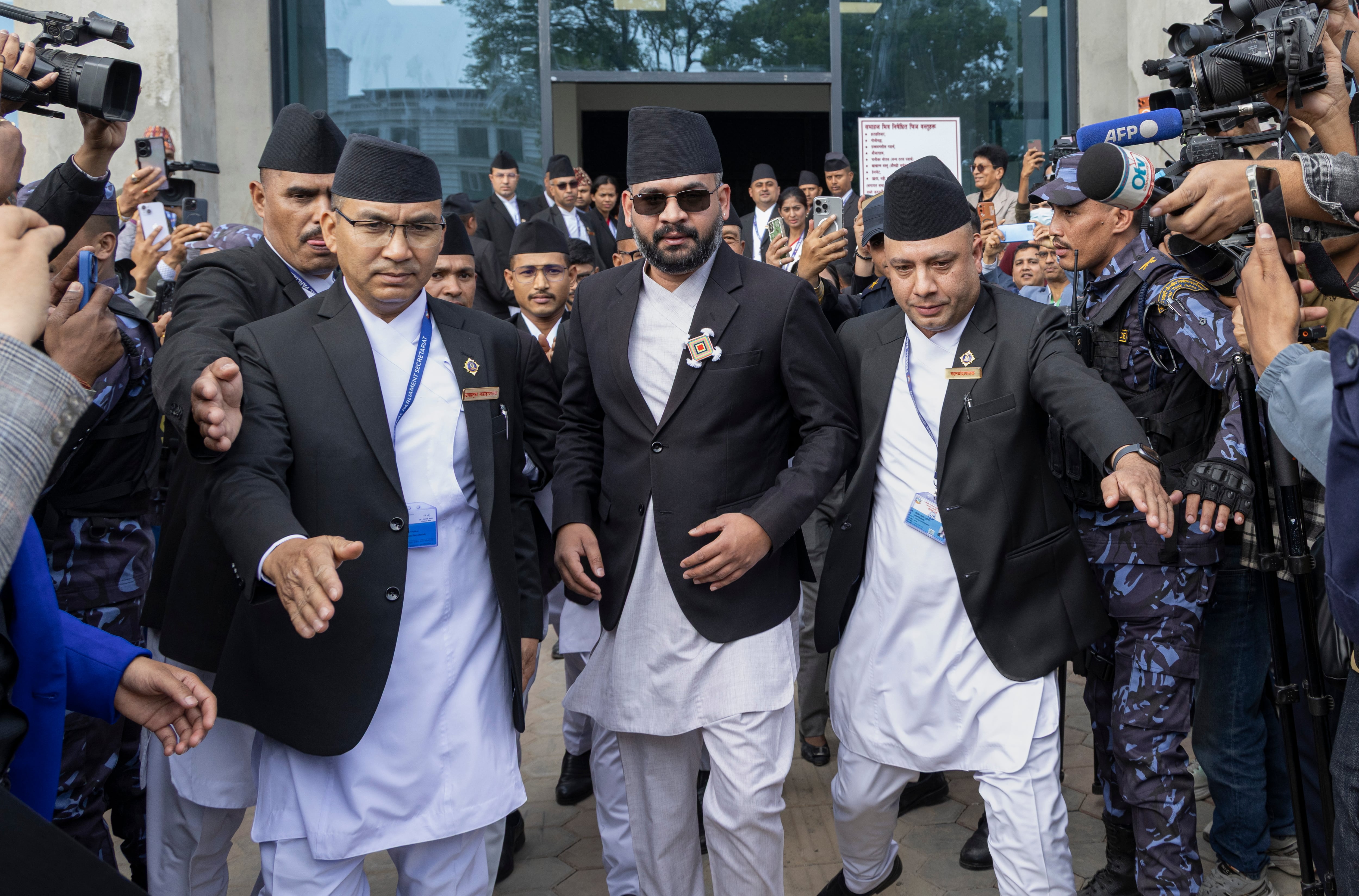 El rapero Balen se pone en la diana de sus críticas rimas e inicia su mandato como primer ministro de Nepal