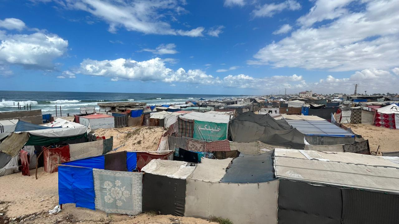 Centenares de precarias tiendas de campaña en la playa de la zona de Al Mawasi, en el sur de la franja de Gaza, el 17 de septiembre de 2024