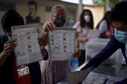 Quema de casillas, robo de urnas y balaceras han obligado a suspender la votación en varios municipios del país, principalmente en Oaxaca y en Chiapas. Es la conclusión natural de una campaña en la que se han registrado 910 agresiones o delitos contra políticos, con un saldo de 91 víctimas mortales, 36 de ellos aspirantes y candidatos, según la consultora Etellekt.