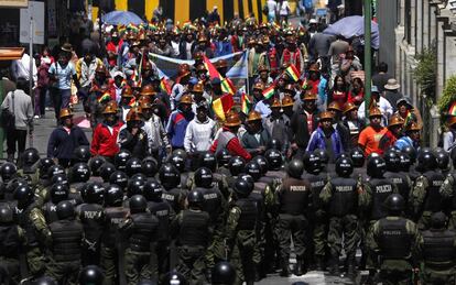 Unas 17.000 personas han marchado este martes por las calles de La Paz en una manifestación de los trabajadores de cooperativas mineras bolivianas.