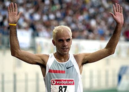 Reyes Estévez levanta los brazos tras proclamarse campeón de España de 1.500 metros.