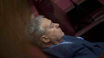 Luis Díaz Alperi, uno de los parlamentarios del PP imputados, en actitud relajada durante el pleno.