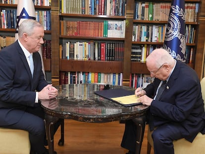 El presidente israelí, Reuven Rivlin, otorga a Benny Gantz el encargo de formar Gobierno, el lunes en Jerusalén.