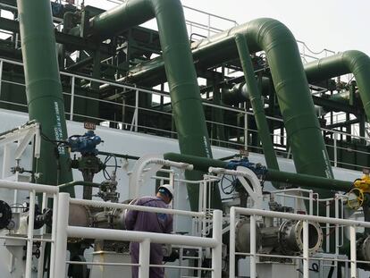 Un trabajador opera en un tanque de gas natural licuado en las instalaciones de CNOOC en Tianjin, China, el 6 de noviembre de 2017. 