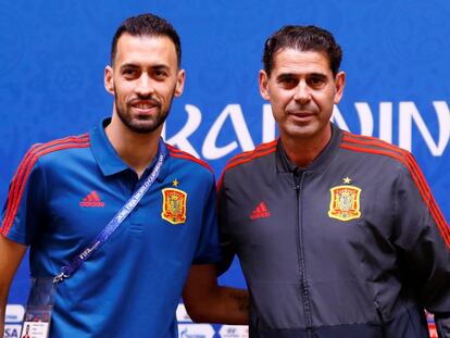 Busquets y Hierro durante la conferencia en Kaliningrado.