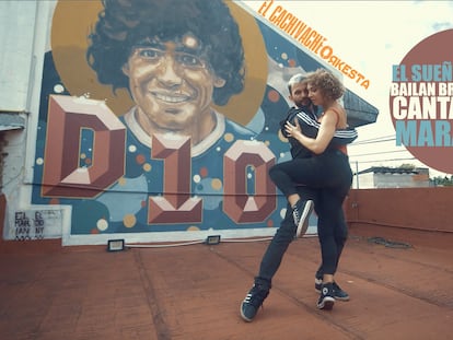 Los bailarines de tango Bruno Tombari y Rocío Lequio participan de un homenaje a Diego Maradona.