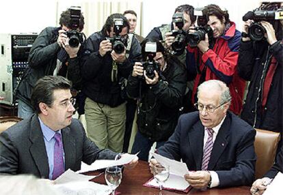 Zoido, junto al concejal sevillano José Gallardo, durante la reunión de ayer.