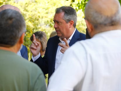 El secretario general del PSOE de Andalucía y candidato a la presidencia de la Junta, Juan Espadas, conversa con algunos vecinos de la localidad cordobesa de Priego de Córdoba.