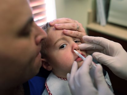 Criança recebe vacina nasal contra a gripe em uma imagem de arquivo.