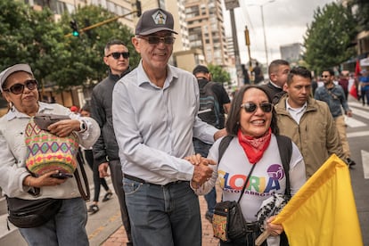 Iván Velázquez, exministro de Defensa, sale a las marchas convocadas por Petro en la carrera séptima en Bogotá.