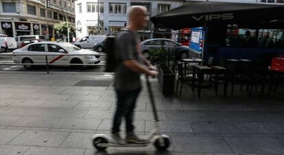 Un patinete eléctrico en una calle de Madrid.