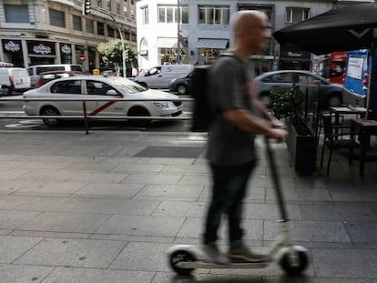 Un patinete eléctrico en una calle de Madrid.