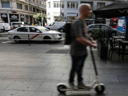 Patinete eléctrico en una calle de Madrid.