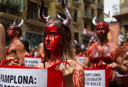 Un momento de la protesta organizada por las asociaciones PETA y Anima Naturis hoy martes en Pamplona contra el maltrato animal en los Sanfermines. Los asistentes, alrededor de un centenar, se han derramado por encima cubos con sangre artificial.