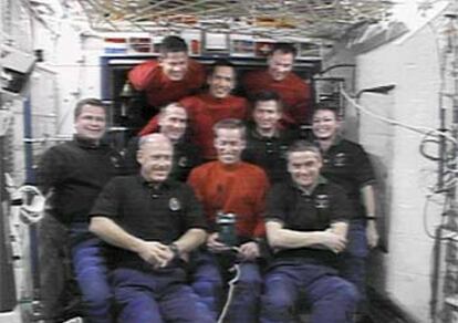 Los miembros de la Expredición 5 posan con los astronautas que les relevan a bordo de la ISS en una imagen ofrecida por la NASA.