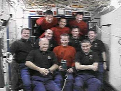 Los miembros de la Expredición 5 posan con los astronautas que les relevan a bordo de la ISS en una imagen ofrecida por la NASA.
