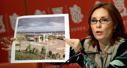 Eva Mart&iacute;nez muestra una foto del edificio de acceso a Ciudad de la Luz. 