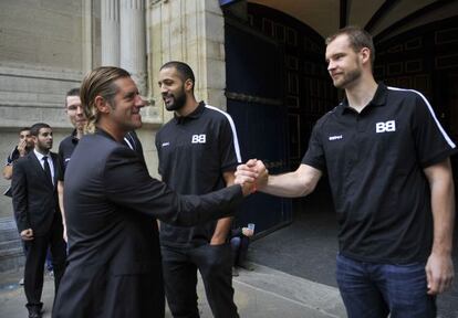 Gorka Arrinda saluda a los componentes de la plantilla del Bilbao Basket.