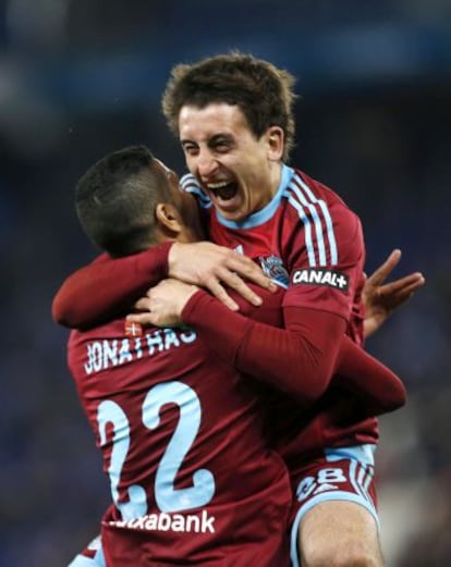 Oyarzabal celebra uno de sus goles con Jonathas.
