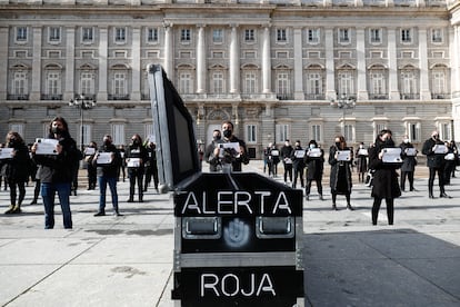 Convocados por el movimiento Alerta Roja, varias trabajadores de espectáculos y eventos realizan performance y portan pancartas frente al Palacio de Oriente para protestar por "la agonía que padece" su sector debido al covid en Madrid.