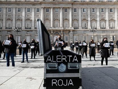 Convocados por el movimiento Alerta Roja, varias trabajadores de espectáculos y  eventos realizan performance y portan pancartas frente al Palacio de Oriente para protestar por "la agonía que padece" su sector debido al covid en Madrid.