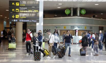 Pasajeros en el aeropuerto de Barcelona-El Prat.