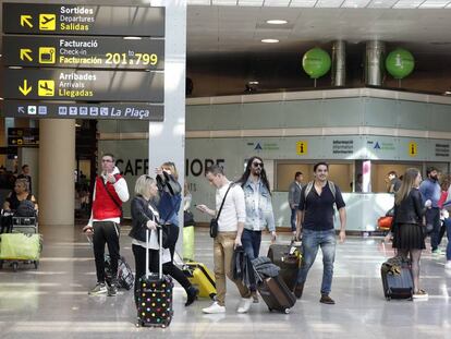 Pasajeros en el aeropuerto de Barcelona-El Prat.