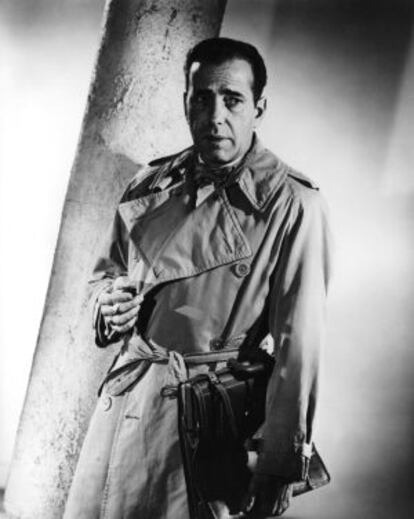 Humphrey Bogart, con su inconfundible gabardina, en una imagen de 1951