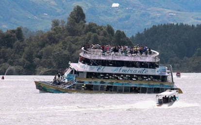 Momento del naufragio del ferry 'Almirante' en Guatapé (Colombia), el 25 de junio de 2017.