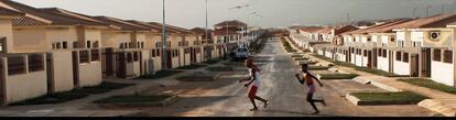 Zona residencial recién construida. La escasez de viviendas es crónica en Luanda.