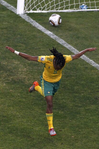 Tshabalala celebra el gol de Sudáfrica, el primero del Mundial.