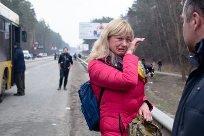 Una mujer se despide de su marido, que es miembro de la Defensa Territorial, mientras se evacua Kiev. Los funcionarios locales de Mariupol tenían programado que un convoy encabezado por la Cruz Roja ayudase a sacar a la población civil del municipio, completamente sitiado por las tropas rusas y sin agua, calefacción, electricidad ni cobertura de teléfono o internet desde hace varios días.