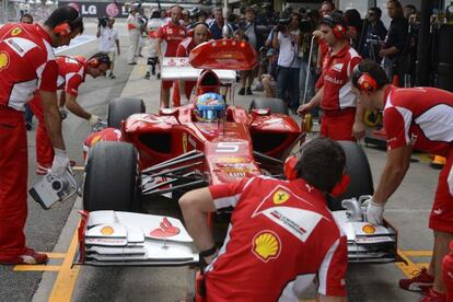 Fernando Alonso, en el box de Ferrari.