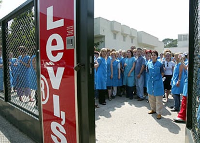 Trabajadores de Levi Strauss en la fábrica de Bonmatí (Girona), ayer tras conocer el cierre de la planta.