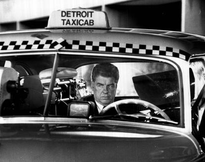 Chuck Daly, subido a un taxi para rodar un anuncio en Detroit a finales de los ochenta. No va a dejar propina.