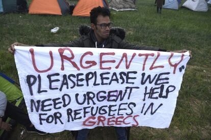 "Vamos a intentar buscar una solución y convencerles de que no podrán cruzar la frontera. Se les devolverá el dinero de los billetes. Sabemos que buscan esperanza, pero es una situación que no depende solo de Grecia. Es un problema europeo", dijo el secretario de Política Migratoria del partido gubernamental Syriza, Miltiadis Klapas. En la imagen, un migrante sostiene una pancarta junto a tiendas de campaña fuera de un campamento de refugiados en la aldea de Diavatá, al oeste de Tesalónica, norte de Grecia.