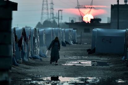 Una mujer kurda camina por el campo de refugiados de Suruc (Turquía), en la frontera con Siria, el 17 de octubre.