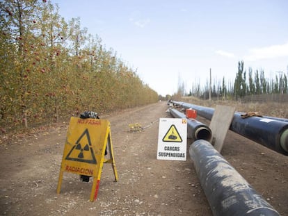 Tuberías de gas junto a plantaciones de manzanas en Allen, en el valle fértil de Río Negro.