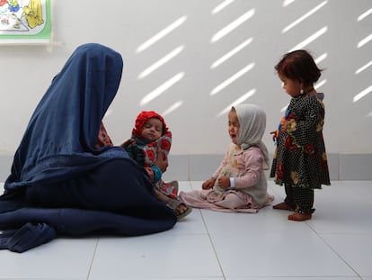 Bibi Amina espera para ver a un médico con sus hijas en el hospital de Médicos Sin Fronteras (MSF) especializado en tuberculosis farmacorresistente en la ciudad de Kandahar, Afganistán.
