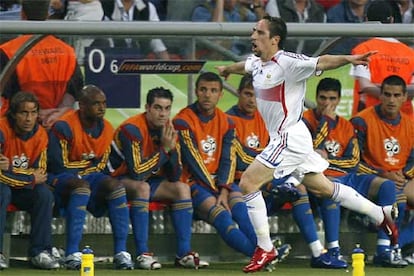 El francs Ribery celebra su gol ante el banquillo espa?ol en el partido de octavos del Mundial de Alemania.