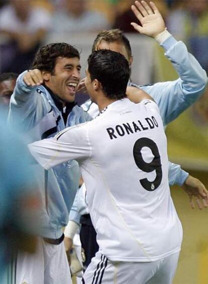 Cristiano Ronaldo acude a abrazarse con Raúl tras marcar el primer gol del Madrid.