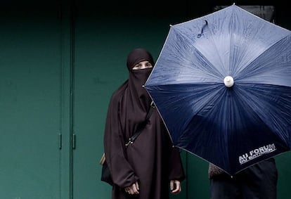 Um mulher usando um niqab em Paris.