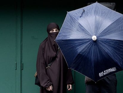 Um mulher usando um niqab em Paris.