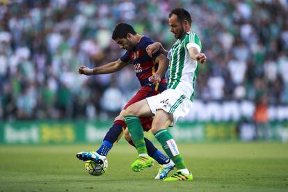 Luis Suarez disputa un balón a Heiko Westermann del Real Betis.