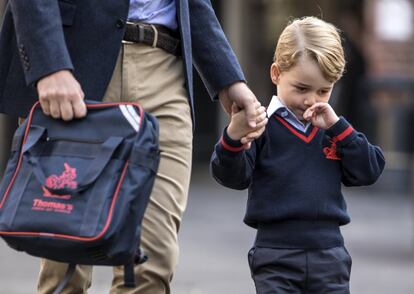 El príncipe Guillermo llevó la mochila de Jorge, que se mostraba muy pensativo en el momento de llegar a su nuevo cole.