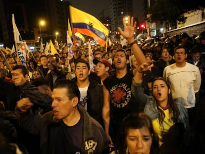 Simpatizantes da oposição protestam em Quito.