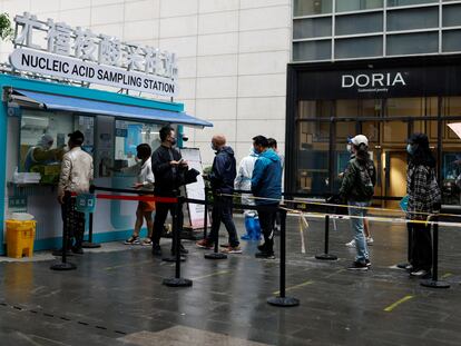 Residentes en Pekín guardan cola para hacerse una prueba PCR este viernes.